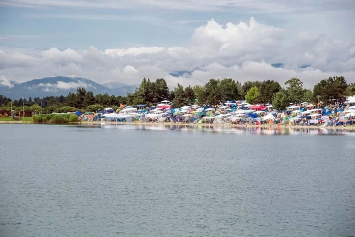 So idyllisch sieht der Campingplatz von der anderen See-Seite aus ...