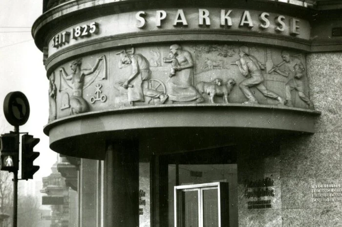 Joanneumring/Ecke Eisernes Tor: den seinerzeitigen Eingang in die Sparkasse krönte ein Relief des Bildhauers Wilhelm Gösser aus dem Jahr 1936.