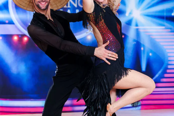 Nicole Wesner &amp; Dimitar Stefanin zeigen einen Samba („Mas que nada“) und Contemporary („Slip“).