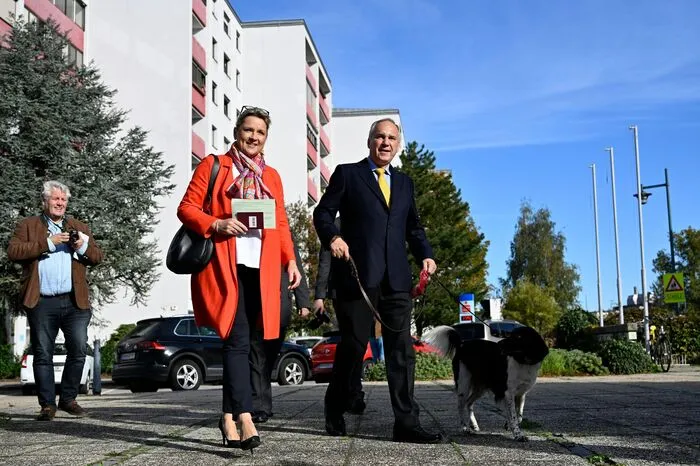 Flankiert wurde der Volksanwalt von Ehefrau Susanne und Hund.