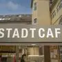 Ein Schild mit der Aufschrift Stadtcafé | Das Stadtcafé der Diakonie de La Tour bietet integrative Beschäftigungsmodelle für  Menschen, die mehr Unterstützung und Begleitung während ihrer Ausbildung benötigen