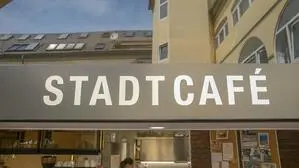 Ein Schild mit der Aufschrift Stadtcafé | Das Stadtcafé der Diakonie de La Tour bietet integrative Beschäftigungsmodelle für  Menschen, die mehr Unterstützung und Begleitung während ihrer Ausbildung benötigen