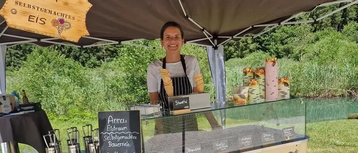 Eine junge Frau hinter einem Eisstand