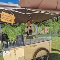 Anna Hartlieb aus Baldramsdorf hat ihre Leidenschaft für handgemachtes Eis zum Sommerprojekt gemacht und verkauft ihre Kreationen am Weißensee Ostufer