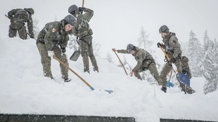 Besonders gefährlich ist die Situation in Teilen Salzburgs. Das Bundesheer musste zum Assistenzeinsatz ausrücken, um Dächer abzuschaufeln.