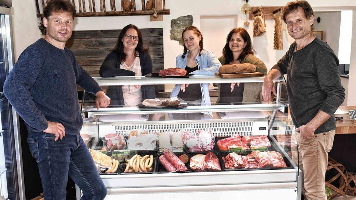 Thomas, Iris, Carolin, Sabine und Erich Pirolt (von links) im eigenen Bioladen