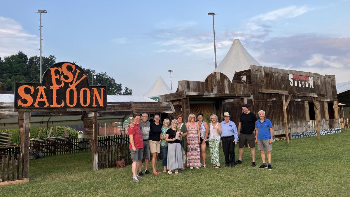 Einige der freiwilligen Helferinnen und Helfer vor dem Saloon in der Westernstadt „Rosevalley“