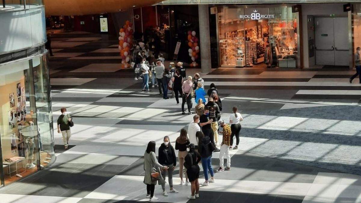 Megaschlange vor dem neuen &quot;Dunkin Donut&quot; in Villach