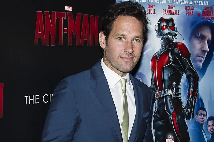...Paul Rudd, bekannt aus "Ant-Man". Er war der "Sexiest Man Alive" des Jahres 2021. Der US-Schauspieler sagt dazu: "Ich hoffe nun, dass ich endlich zu einigen dieser sexy Dinner mit Clooney, Pitt und B. Jordan eingeladen werde". 