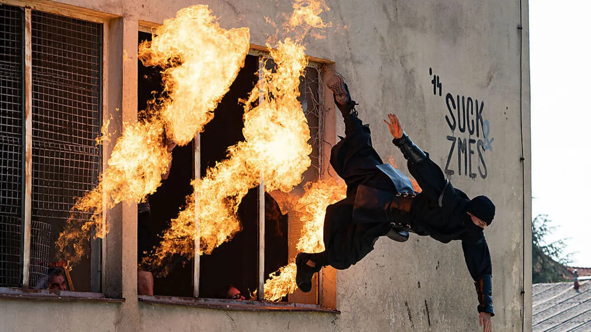 Ninja-Krieger schleuderte es nur so aus dem Fenster.