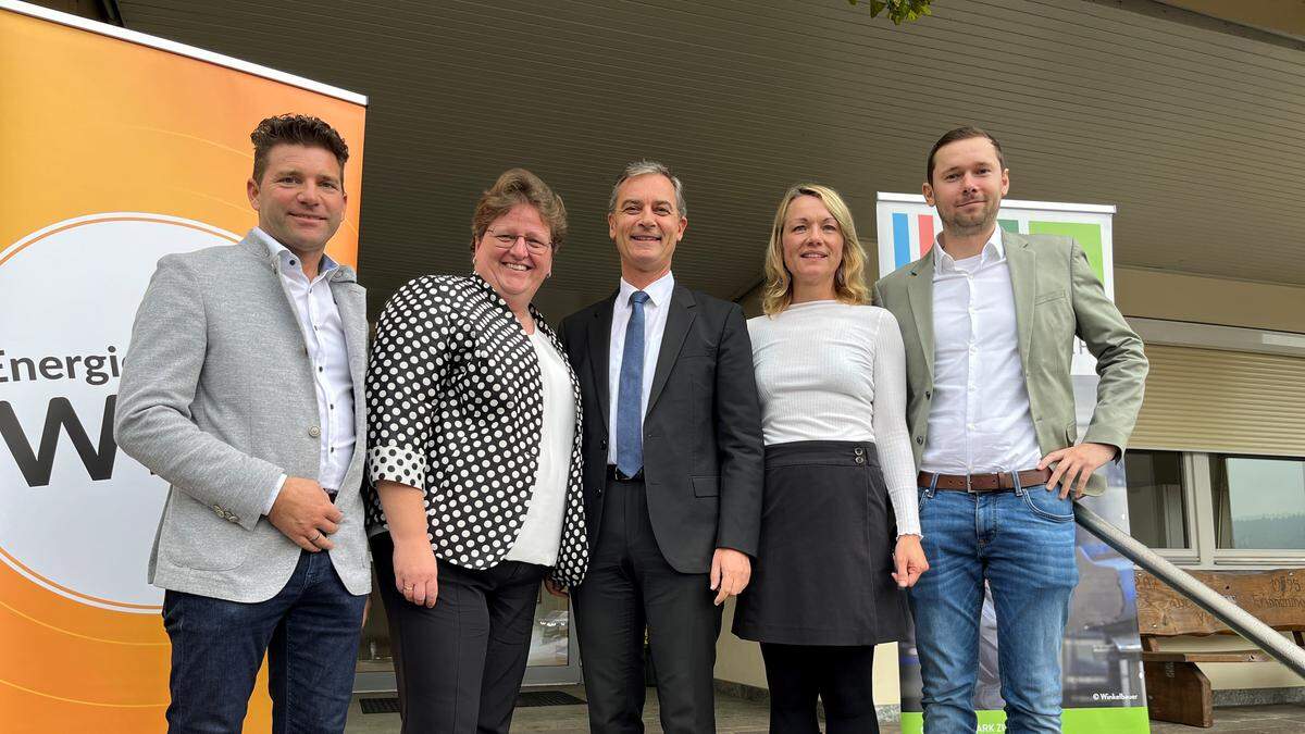 Setzen sich für Energiegemeinschaften ein: Johannes Karner (Bürgermeister in St. Margarethen an der Raab), Silvia Karelly (Vorsitzende Regionalverband Oststeiermark, ÖVP-Landtagsabgeordnete und Bürgermeisterin in Fischbach), Wolfgang Dolesch  (SPÖ-Landtagsabgeordneter und Bürgermeister in Neudau), Daniela Adler (Geschäftsführerin Regionalentwicklung Oststeiermark GmbH) und Rafael Bramreiter (Vorstand Energiezukunft Weizplus) 