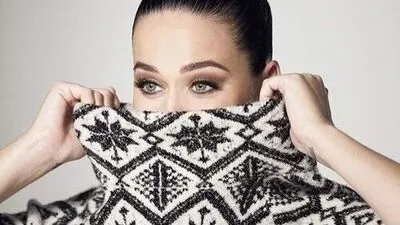 Katy Perry im Winterpulli