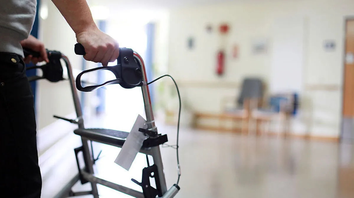 Michel Roccati schafft es, dank des neuartigen Implantates einen Kilometer mit einer Gehhilfe zu bewältigen