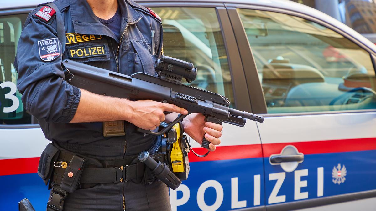 Ein solches Polizei-Sturmgewehr wurde im Keller des Wohnhauses des Angeklagten entdeckt