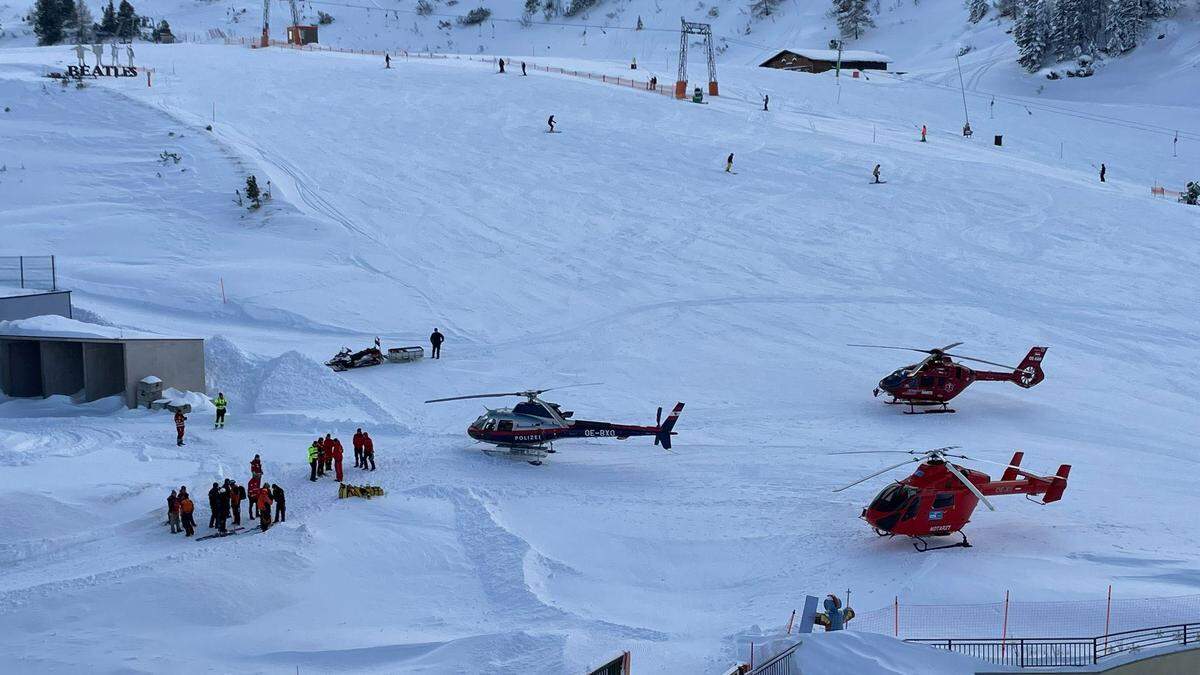 Rettungshubschrauber im Bereich des Unglücks in Obertauern