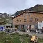 Eine Hütte umgeben von Bergen
