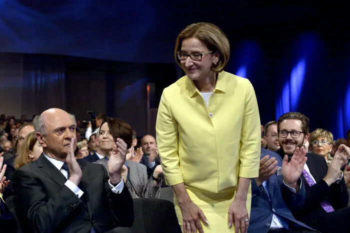 "Hart in der Sache, charmant im Umgang. Am Kleidungsstil wird sich nichts ändern." - Die frühere Innenministerin Johanna Mikl-Leitner (ÖVP) verspricht als niederösterreichische Landeshauptfrau Kontinuität.