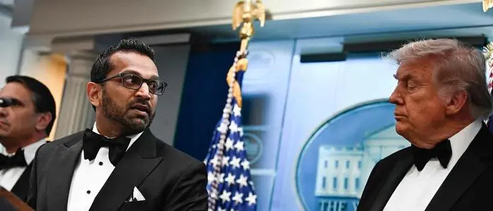 Kash Patel und Donald Trump (Photo by Kent NISHIMURA / AFP)