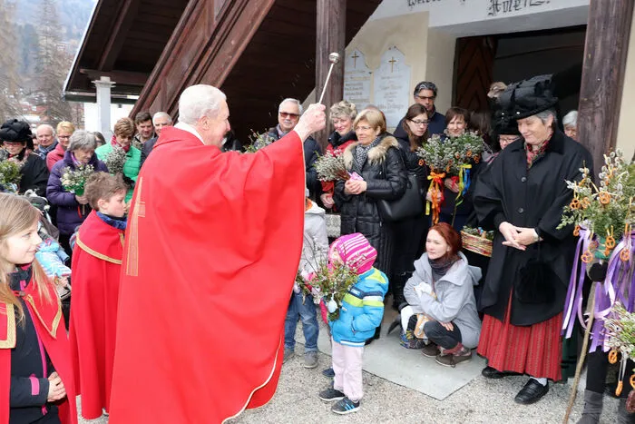 Anschließend gab es die Segnung den Palmbuschen durch Pfarrer Reinhold Berger. Der Reinerlös aus dem Palmbuschenverkauf kommt für karikative Zwecke im Ort zu Gute.