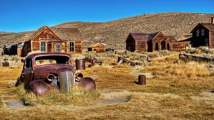 Bodie gilt wegen der geringen Luftfeuchtigkeit in Kalifornien als die besterhaltene Geisterstadt der USA. Sie entstand Mitte des 19. Jahrhunderts als Goldgräbersiedlung und wurde in den 1930ern aufgegeben. Rund 170 Häuser, Autowracks, der Friedhof und eine Tankstelle sind noch erhalten.