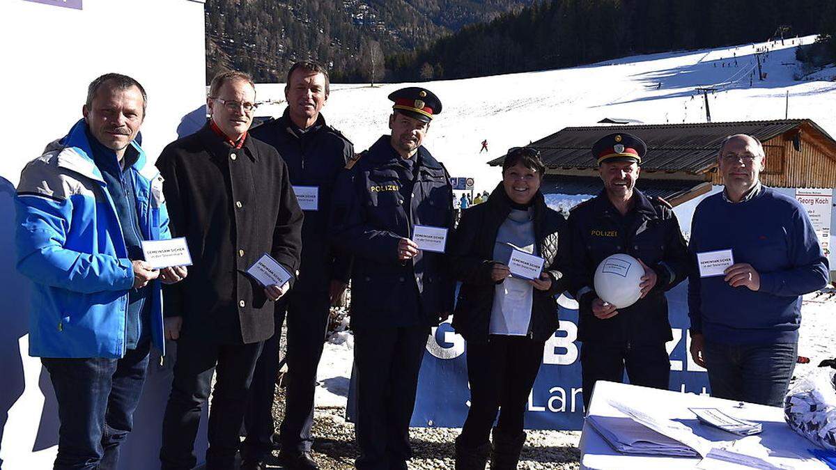 Bürgermeister Fritz Sperl, Bezirkshauptmann Florian Waldner, CI Kurt Adlaßnig, Oberstleutnant Martin Kargl, Landtagspräsidentin Manuela Khom, Bezirksinspektor Manfred Dengg und Horst Reiter (v.l.)