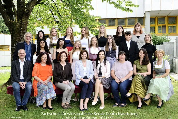 Auch für die Absolventen der Fachschule Deutschlandsberg startet nun ein neues Kapitel. 3F Klasse mit Klassenvorstand Michaela Paulitsch: Ausgezeichneter Erfolg: Elisa Brunner, Anna-Lena Hofer, Julia Hofer, Sarah Papst, Lisa-Marie Schröttner und Leonie Zöhrer. Guter Erfolg: Michaela Harringer, Gloria Krug, Alexandra Marx, Hanna Neuwirth und Sarah Thomann.