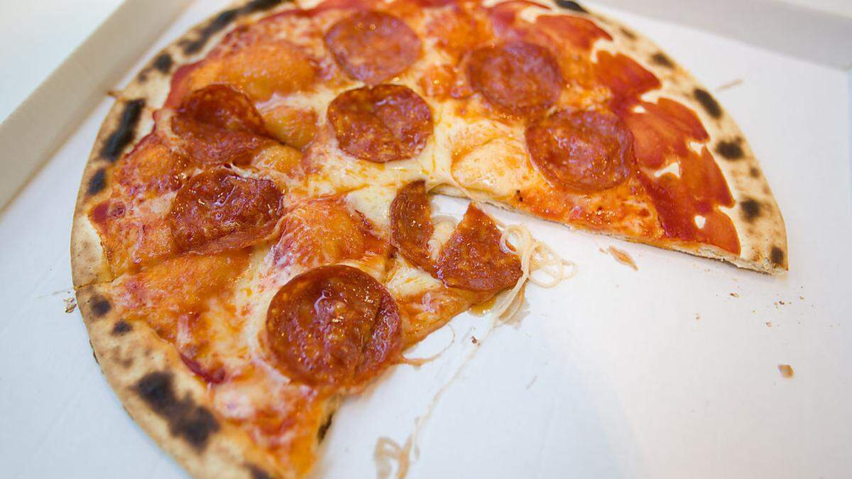 Die Angeklagten sind in verschiedenen Bezirksstädten im Pizza-Geschäft tätig