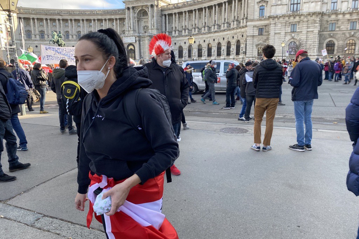 Um 12 Uhr sammelten sich die Aktivisten insbesondere am Heldenplatz, die Lage blieb weitestgehend friedlich. Die Exekutive war mit mehr als 1300 Beamten im Einsatz.