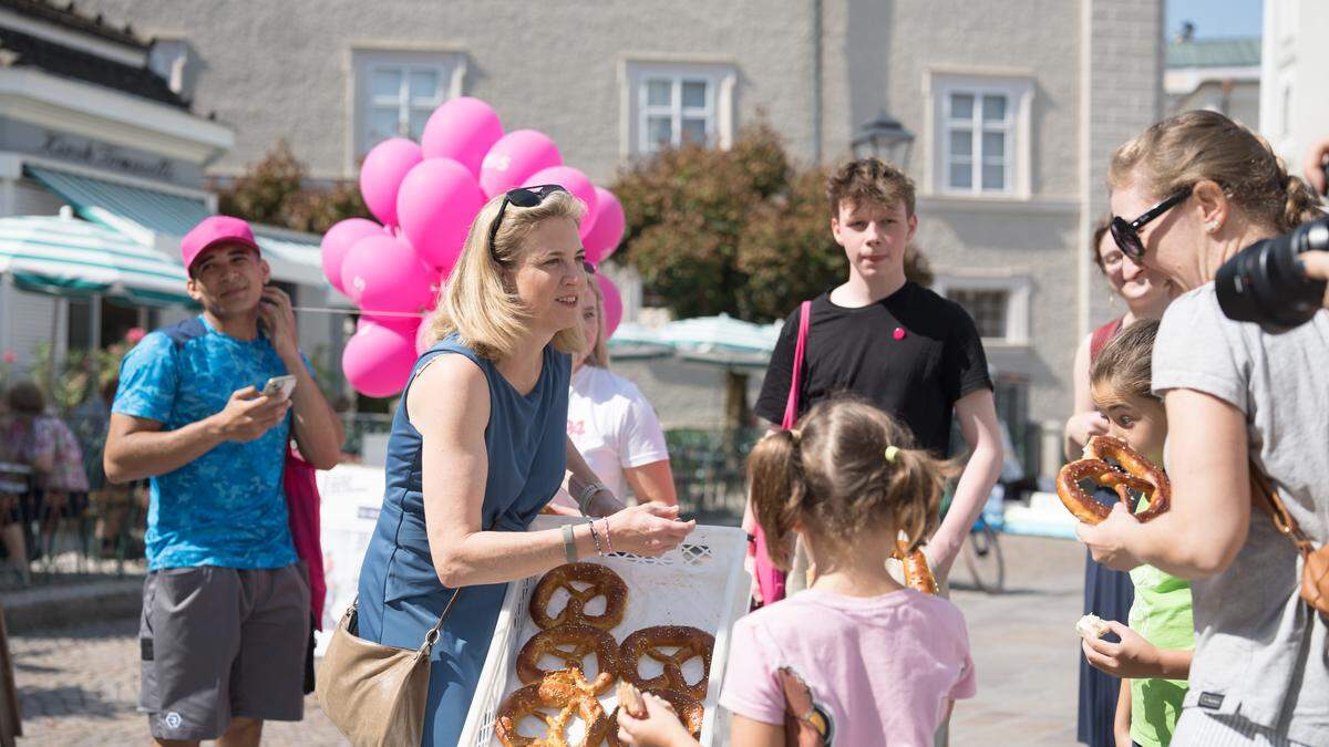 Das Gebäck nehmen die Salzburger gerne, längere Gespräche mit der Neos-Chefin ergeben sich nicht.