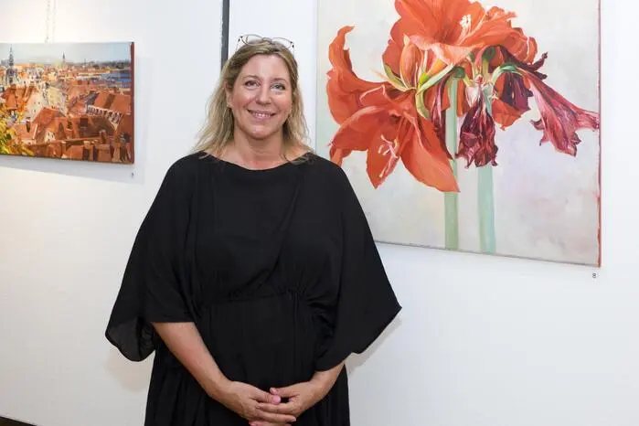 Die international ausgebildete Künstlerin – sie studierte in Kalifornien Illustration und Malerei – zeigt in ihrer Ausstellung Werke aus über zwei Jahrzehnten. 
