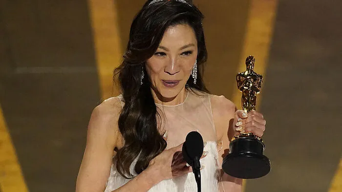 Wie schlagkräftig sie ist, beweist sie nicht nur in ihrer Oscarrolle in "Everything Everywhere All At Once": Auch das Redenschwingen hat Michelle Yeoh gelernt. In ihrer Dankesrede sagte sie: "Mamas sind Superhelden."