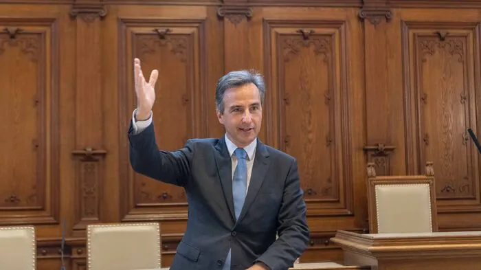 Siegfried Nagl (ÖVP): Der Duracell-Hase Er regiert und regiert und regiert. Auch im Jahr 19 seiner Amtszeit als Bürgermeister läuft Siegfried Nagl immer noch den anderen davon – der Duracell-Hase des Rathauses. Er läuft so schnell, dass er sogar – nun ja – vergessen hat, die anderen Parteien vom frühen Wahltermin in Kenntnis zu setzen. Ein Foul. Inhaltlich hat Nagl die Themen der Zeit erkannt – zumindest rhetorisch: Mehr Bäume braucht die Stadt, mehr Radwege auch. Ersteres wird im Stückwerk umgesetzt, die Rad-Offensive kennen auch nach zwei Jahren nur die Planer. In der Schule würde man sagen: Tratschen einstellen und konkret arbeiten. Als Freund von Baukränen kreiden ihm viele die Bauwut der Investoren und den Verlust von Grünflächen an. Fazit: (Zu) routiniert, (zu) wenig innovativ, (zu) wenig herausgefordert.