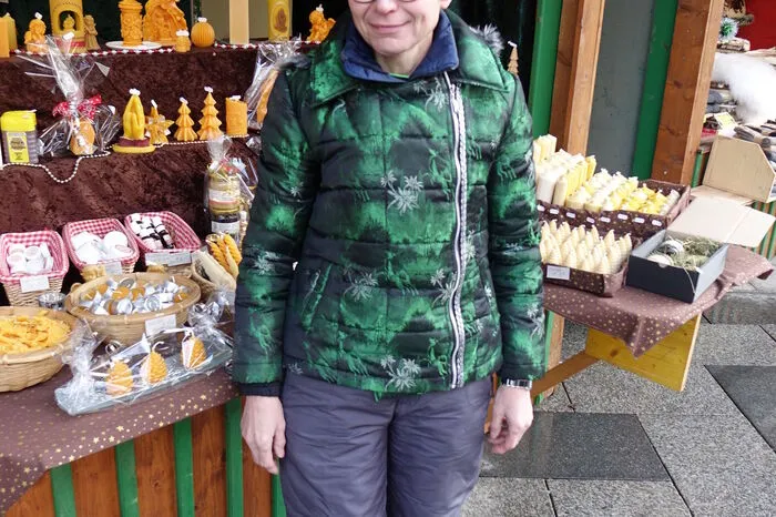 Was in den kalten Monaten bei Renate Tratsch aus Vordernberg nicht fehlen darf, sind Schal, Mütze, Winterstiefel und eine warme Jacke. „Ohne meine Socken aus Alpakawolle gehe ich nicht gerne außer Haus, denn mit denen wird mir nicht kalt“, meint sie.