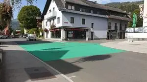 Unter anderem aufgrund der eingeschränkten Sicht beim Milano-Eck ist die Errichtung eines Schutzweges nicht möglich