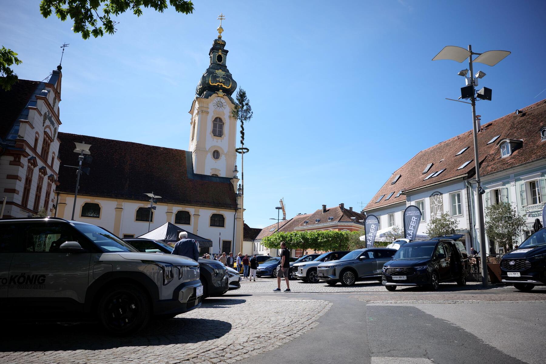 Traumwetter bei der Autoshow am Hartberger Hauptplatz