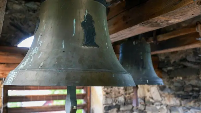 Läuten gegen Hunger in der Welt: die Kirchenglocken der Sankt Nikolaus Kirche im kleinen steirischen Ort Hinterlobming.