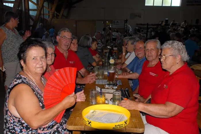 Rund 150 Warenpreise und Geschenkkörbe konnten beim Glückshafen gewonnen werden. 
