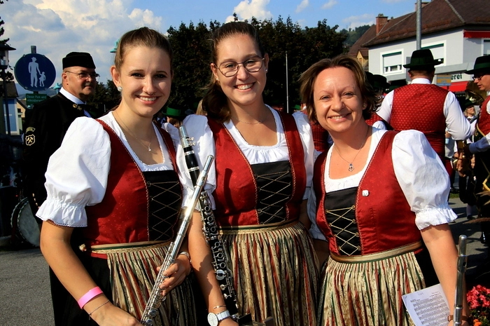 Und für das Vergnügen, endlich wieder Blasmusik hören zu können, dankten die Zuhörer mit kräftigem Applaus.