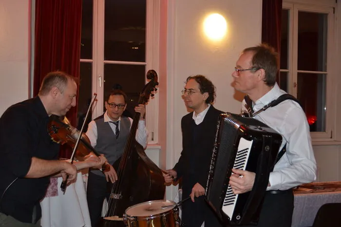 Vor dem Ballsaal sorgten Alphamix schon unplugged für Stimmung