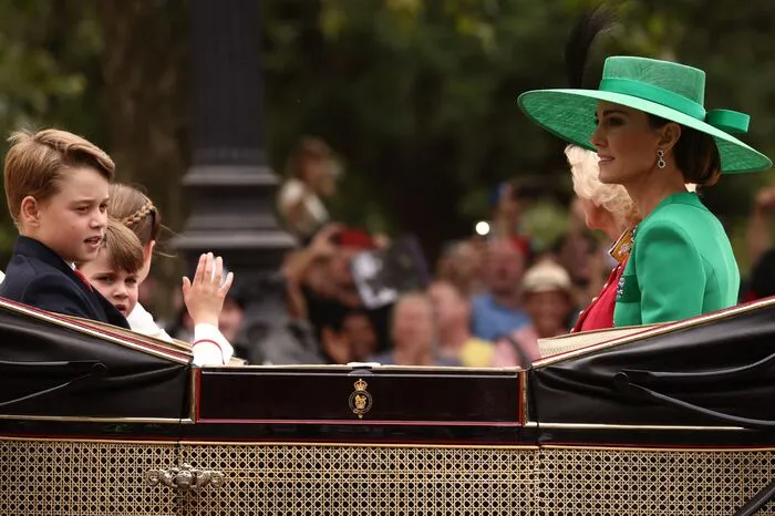 In der Kutsche: Prinzessin Kate mit ihren Kindern Prinz George, Prinz Louis und Prinzessin Charlotte und Königin Camilla.