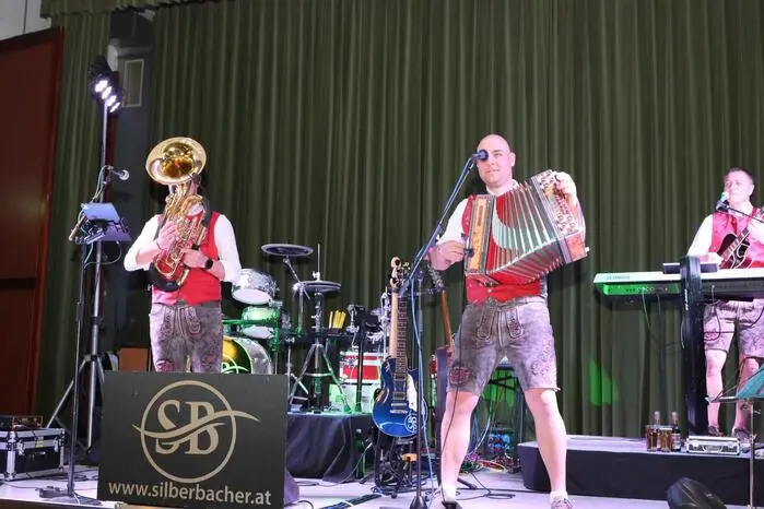 Kein Wunder also, dass der Ostertanz im Görtschitztal längst Kultstatus erreicht hat. Ein Video gibt es auf Facebook Kleine Zeitung St. Veit/Feldkirchen zu sehen! Klicken Sie sich durch die Fotogalerie!