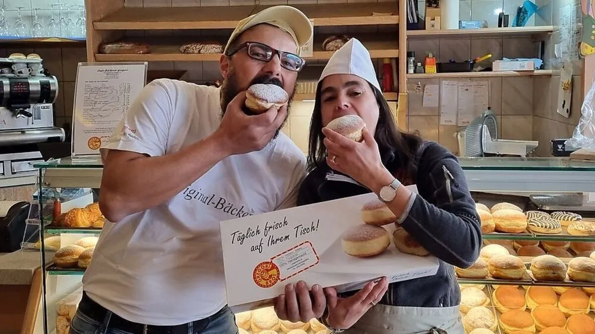 Josef Gregori und Daniela Maier lassen sich die Siegerkrapfen schmecken 