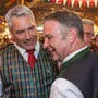 Kanzler Karl Nehammer bei der Begrüßung des SPÖ-Chefs Andreas Babler im Ausseer Bierzelt 