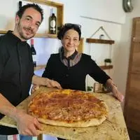 Restaurantchefin Enikö Strava mit Koch Antonino Puleo vor der Eröffnung im Jahr 2024