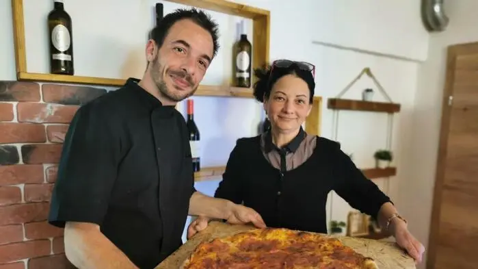 Restaurantchefin Enikö Strava mit Koch Antonino Puleo vor der Eröffnung im Jahr 2024