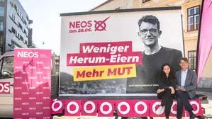 Neos-Plakate für die Graz-Wahl 2026, mit Philipp Pointner und Lena Berner. Am Plakat ist Pointner zu sehen und der Spruch „Weniger herumeiern. Mehr Mut“