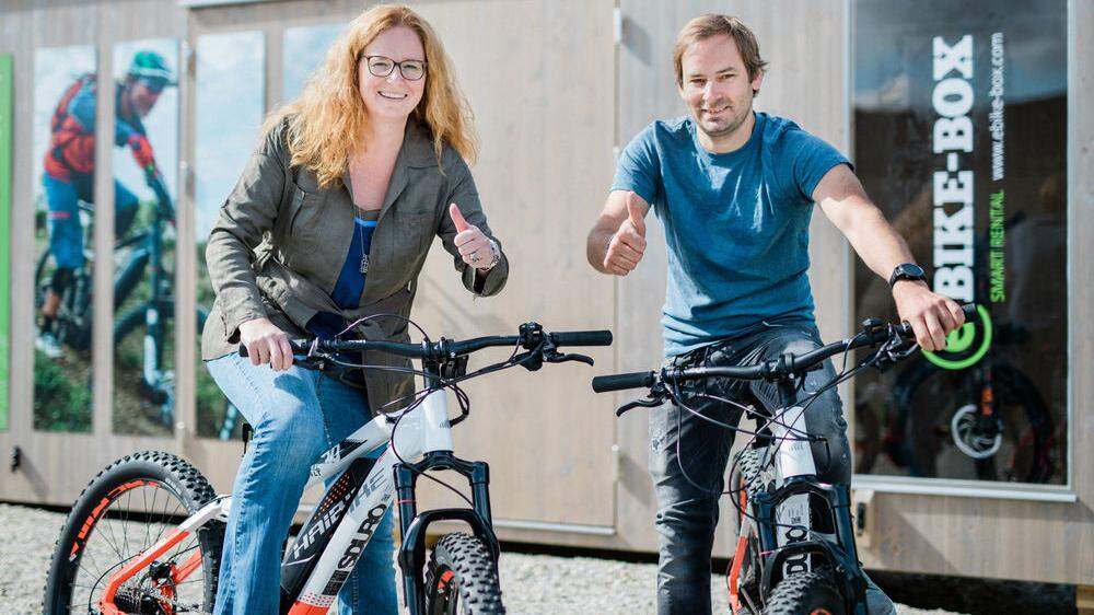 Elisabeth Hutter und Michael Friesenbichler vor einer ihrer E-Bike-Boxen