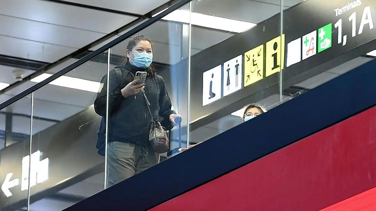 ABD0096_20200206 - SCHWECHAT - ÖSTERREICH: Ein Passagier mit Schutzmaske aufgenommen am Donnerstag, 6. Februar 2020, am Flughafen Wien-Schwechat. Bei jenen pro Woche drei Flugzeugen der Air China, die am Flughafen Wien aus Peking ankommen, gibt es ab sofort bereits in der Maschine Körpertemperaturkontrollen. Diese Maßnahme dient zur Verringerung eines Einschleppens des neuen Coronavirus nach Österreich. - FOTO: APA/HELMUT FOHRINGER