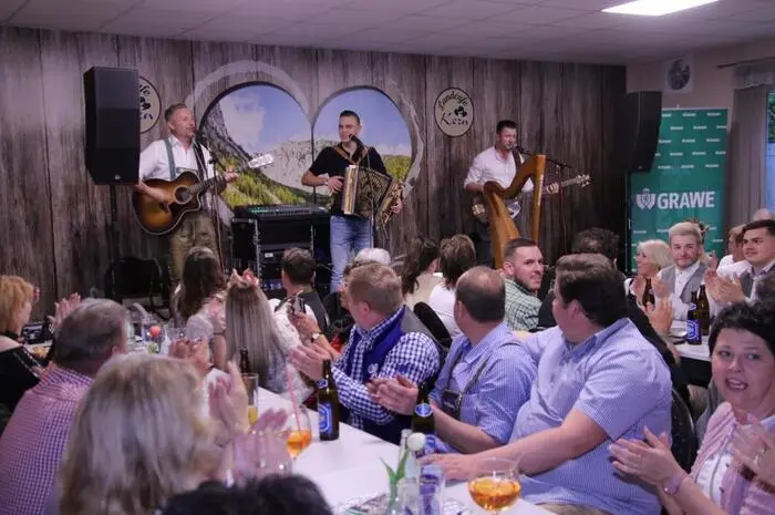 Zum Vorspann spielten die drei Mannen von der „Landcafé-Musi“ auf und rissen die Besucher bereits mit ihrem ersten Stückl zum Mitklatschen, Schunkeln und Mitsingen mit.
