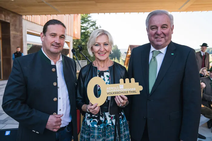 Brunner  und Schützenhöfer flankieren Direktorin Justine Holland